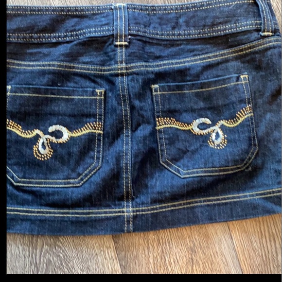 Gorgeous Guess Jean Mini Skirt - Picture 2 of 4